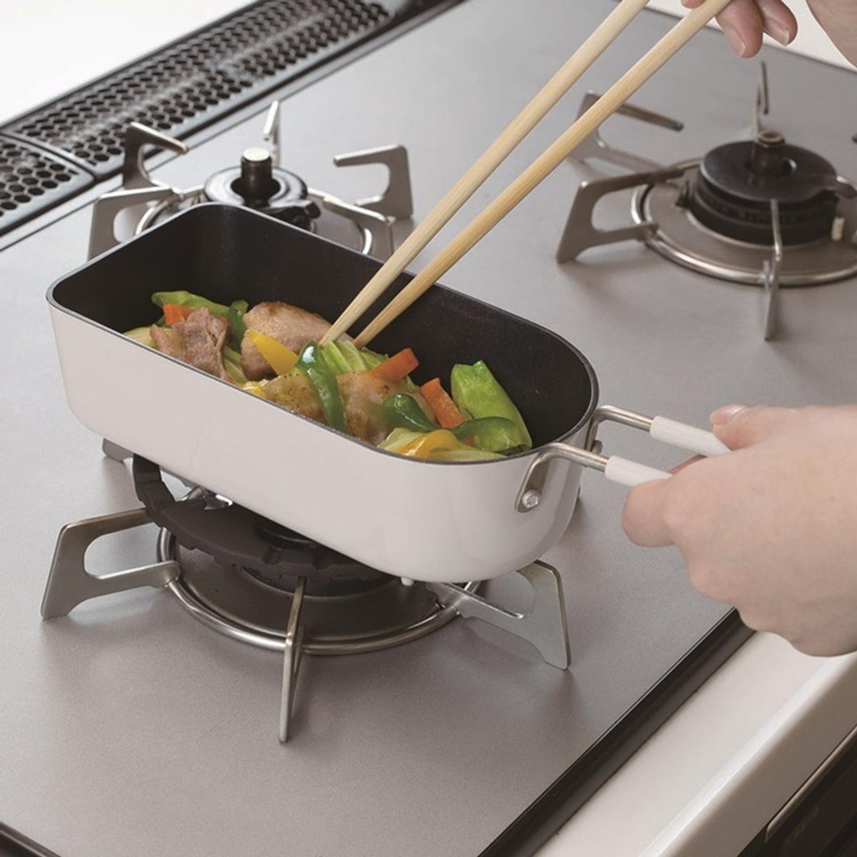 フライパンで調理している様子