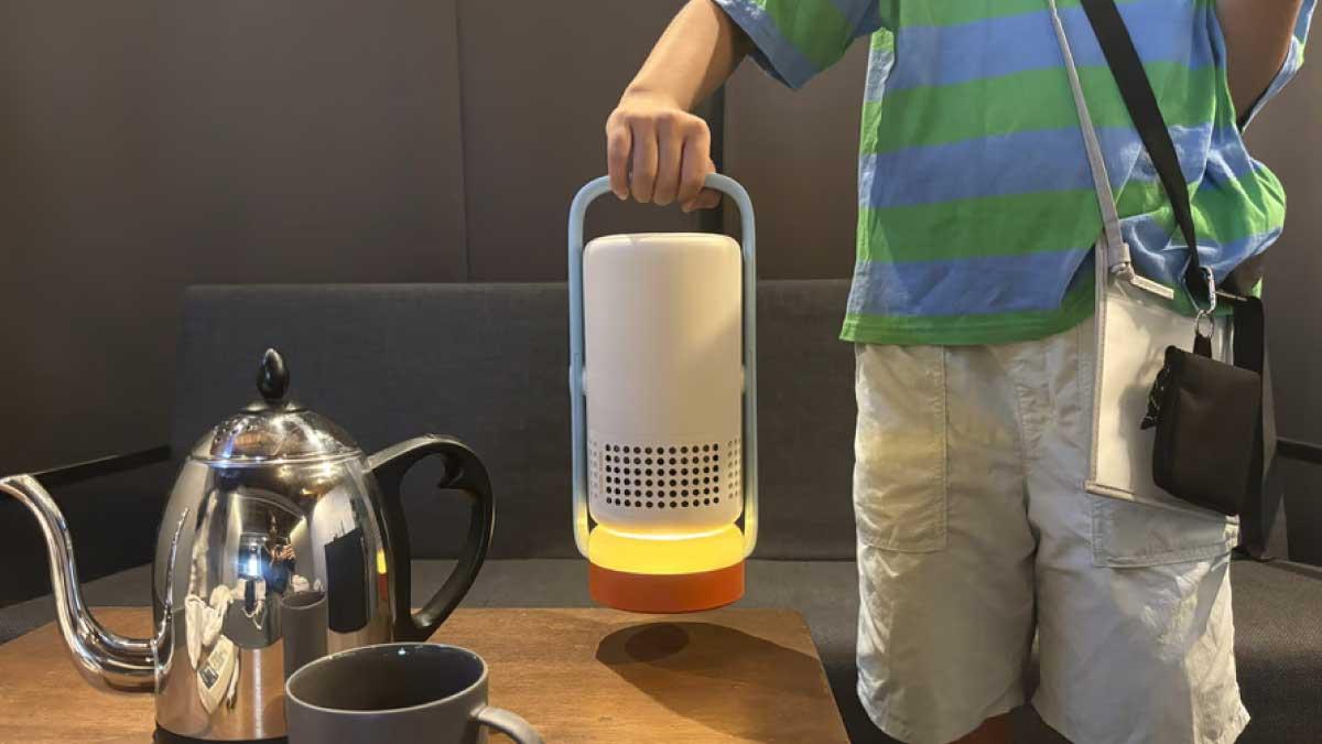 小さくてかわいいエクスジミーのプロジェクターで、ホテル上映会。近所
