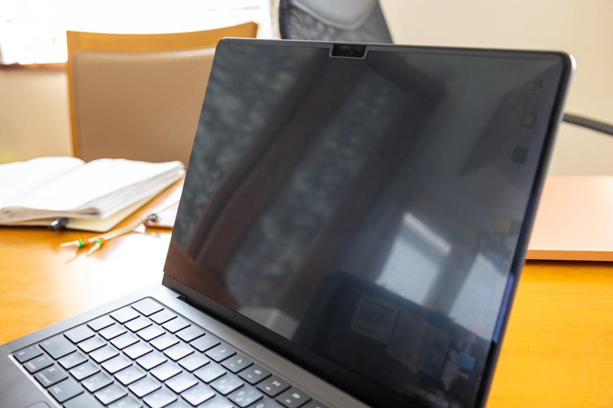 Peslv「プライバシースクリーン MacBook Pro 14インチ用」