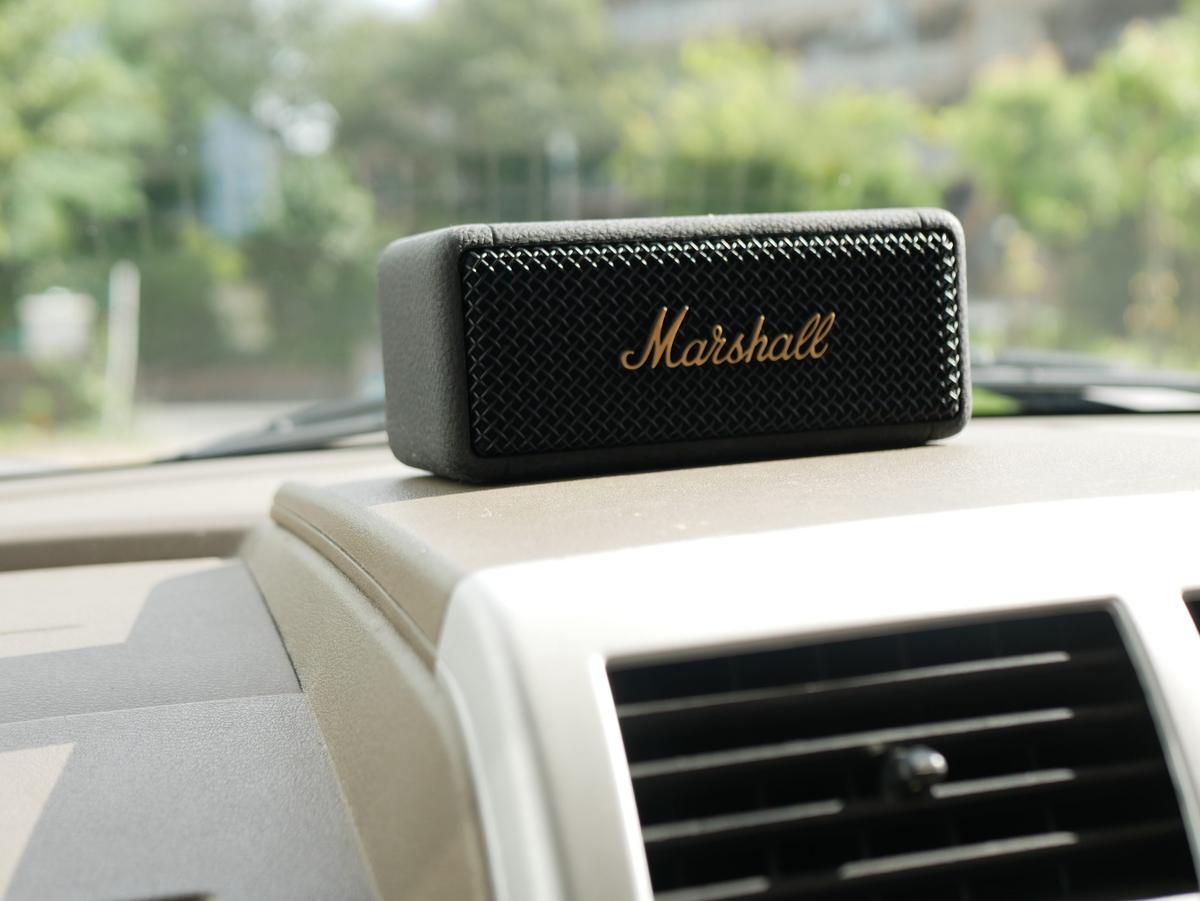 マーシャル「Emberton」を車内で使う様子