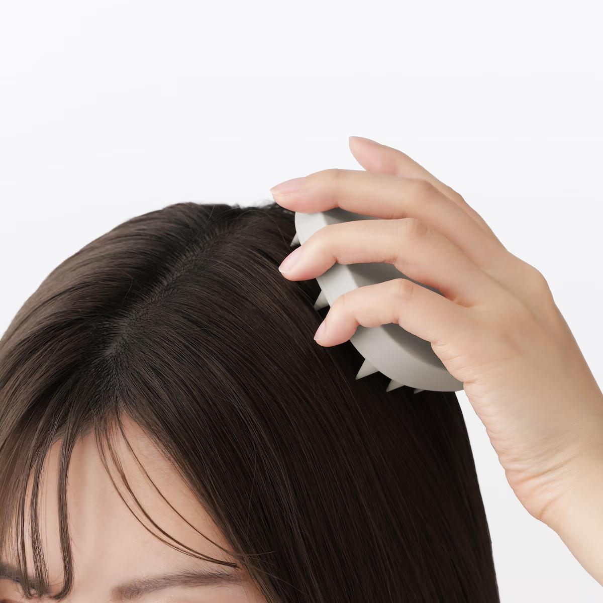 無印良品 「シリコーン頭皮ケアシャンプーブラシ」を頭皮に使う様子