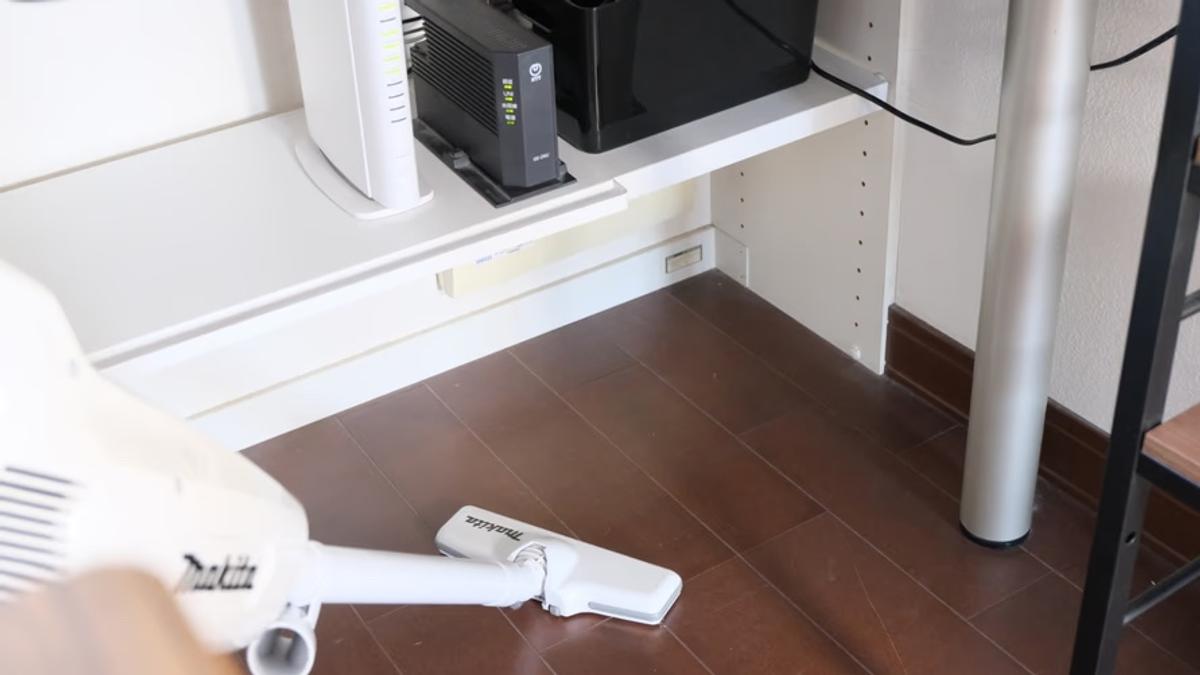 ルーターの床置きをやめたくて、山崎実業の「つっぱり棒用棚板」を使ってみた