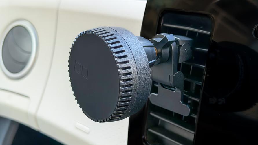 CIOの新作は車載ワイヤレス充電器「NovaWave Car Mount Built in Fan