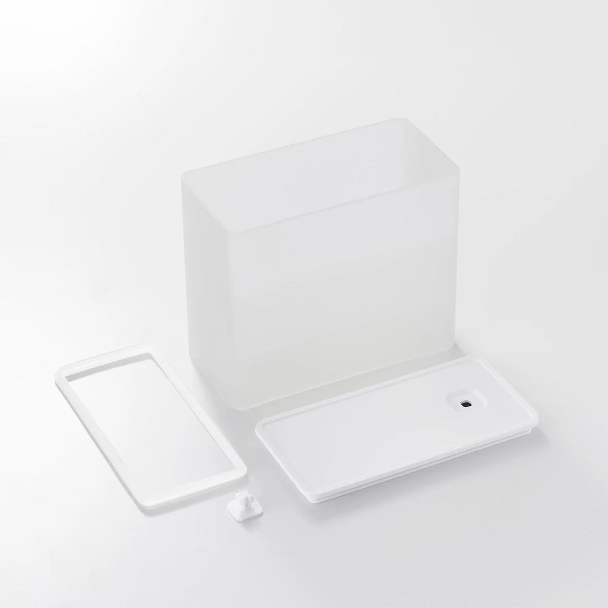 山崎実業「密閉プロテインケース タワー バルブ付き」のパーツを外したところ