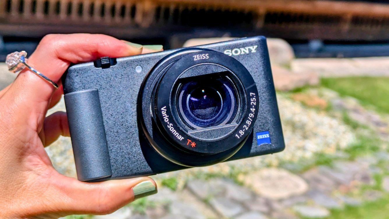 【中古】(ソニー) SONY VLOGCAM ZV-1 ソニーのカメラをあえて中古で買ったワケ | ROOMIE（ルーミー）