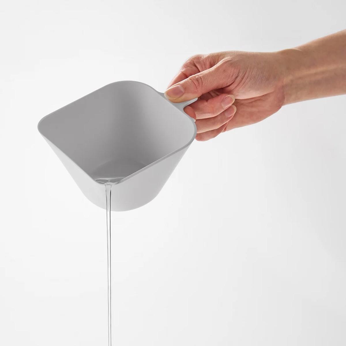 山崎実業の「チリトリボウル ザルセット タワー 400mL」から水を垂らしているところ
