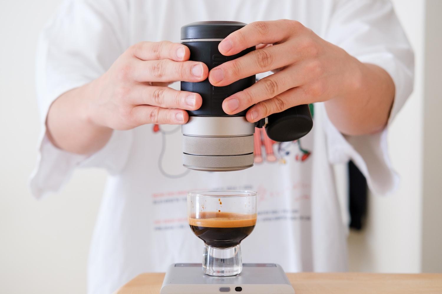 WACACOのエスプレッソメーカーは片手サイズ。自宅で気軽に「ラテ」が