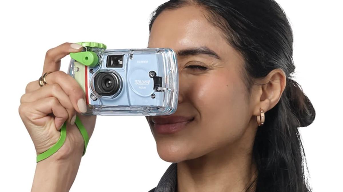 モデルが写ルンですActiveで撮影する様子