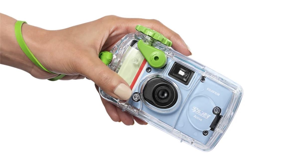 写ルンですActiveを手で持つ様子