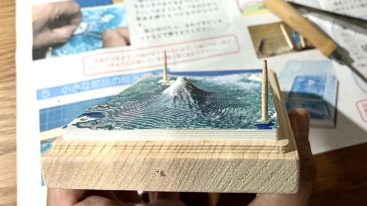 ハガキサイズの富士山を組み立ててみよう！手軽に楽しむ立体模型「紙岳