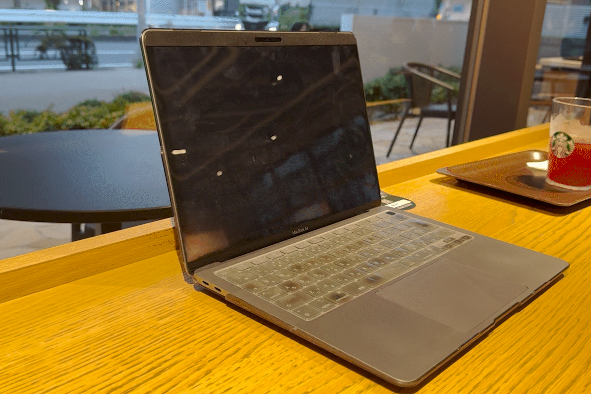隣の席からマグネット式 覗き見防止フィルターを見ると画面が真っ暗