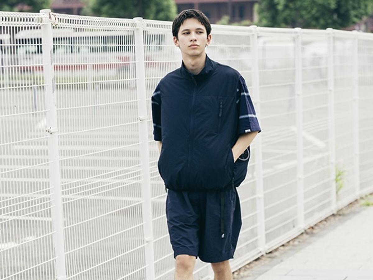 LOWERCASE × URBS × 空調服® AIRCOOLING VESTを着て歩く男性