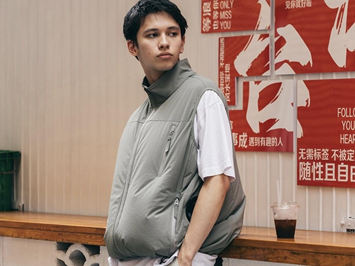 LOWERCASE × URBS × 空調服® AIRCOOLING VESTを着た男性