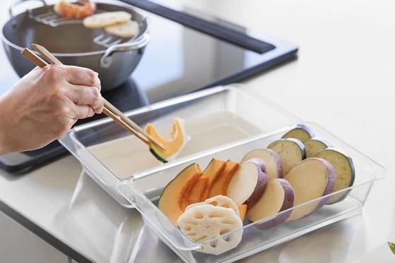 下ごしらえからレンジ加熱までこれ1枚。山崎実業の調理トレーが15