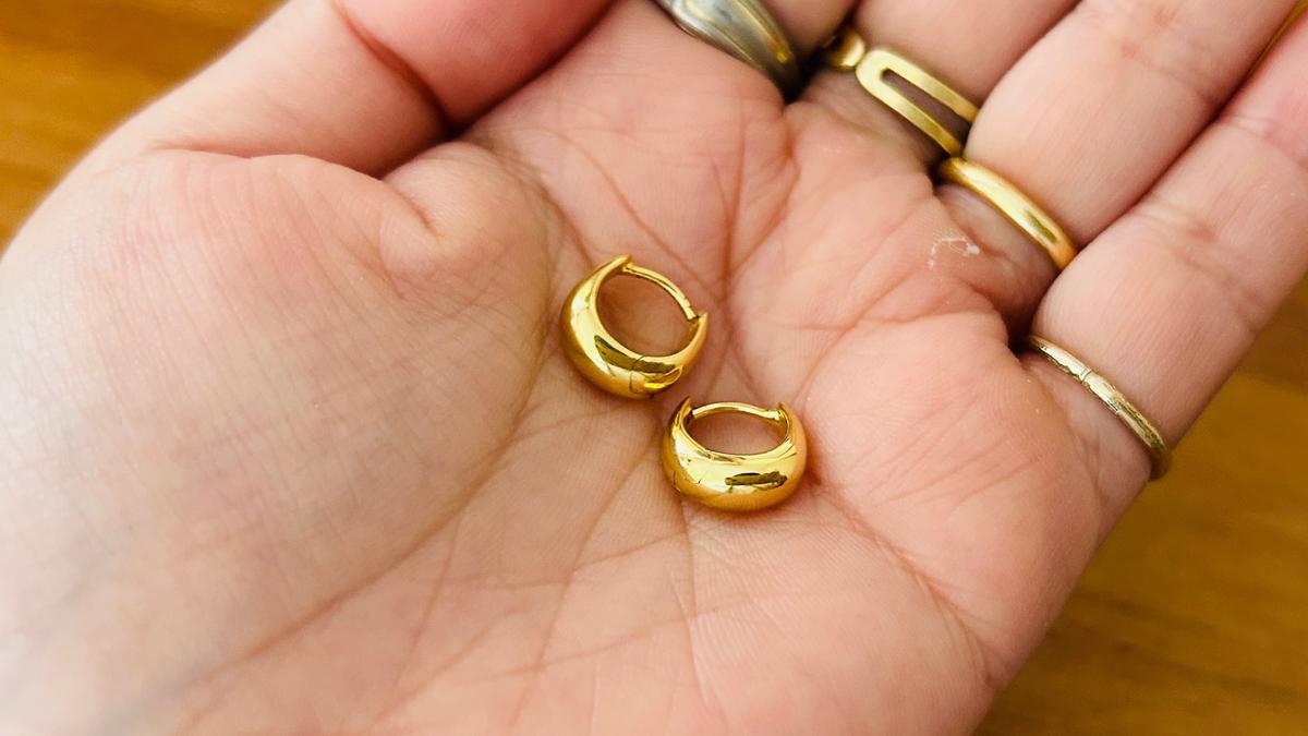 傷だらけになるまで5年愛用したピアスに寿命が来た。次こそ「いいもの」と選んだTOMWOODのハグピアス