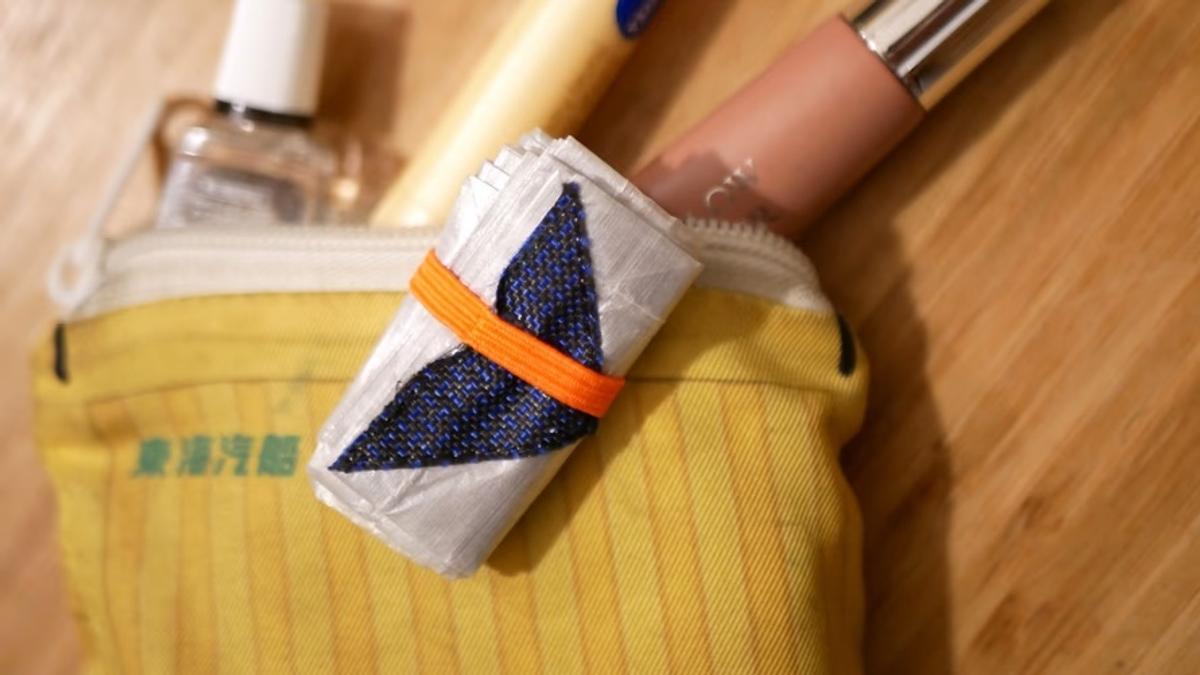 「目薬サイズのレジャーシート」をポーチに常備。予想外のシーンで真価を発揮するんだ
