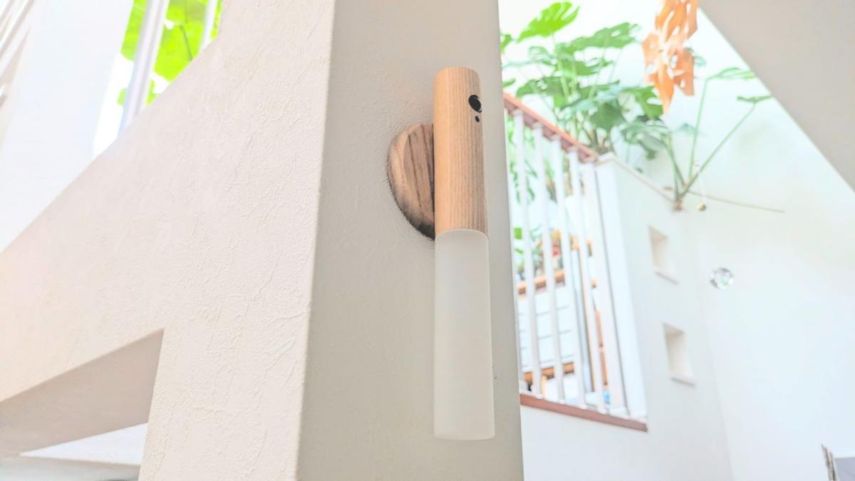 インテリアに馴染む防災グッズで、無理なく備える。コンセント不要な「天然木のセンサーライト」