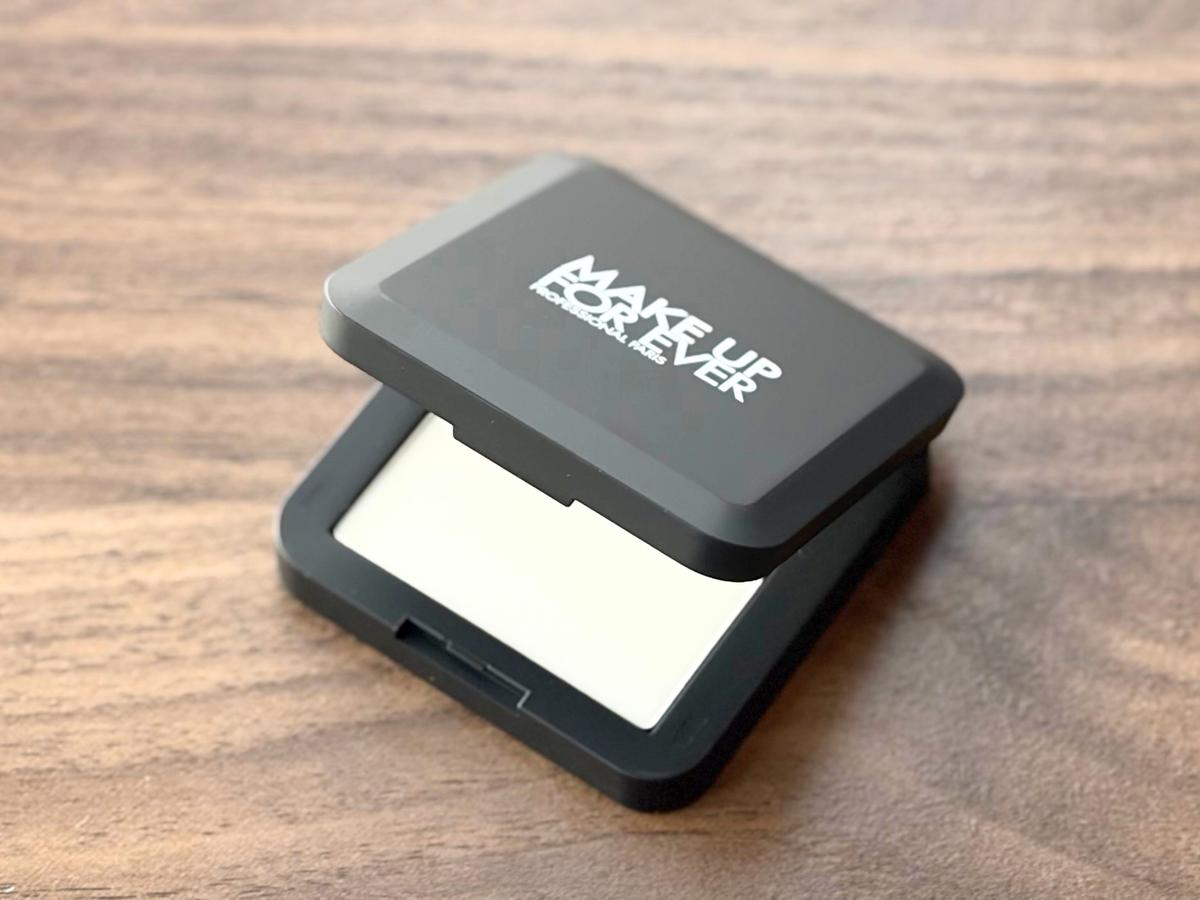メイクアップフォーエバー「HDスキン プレストパウダー トラベルサイズ」を開いて中身が見える状態