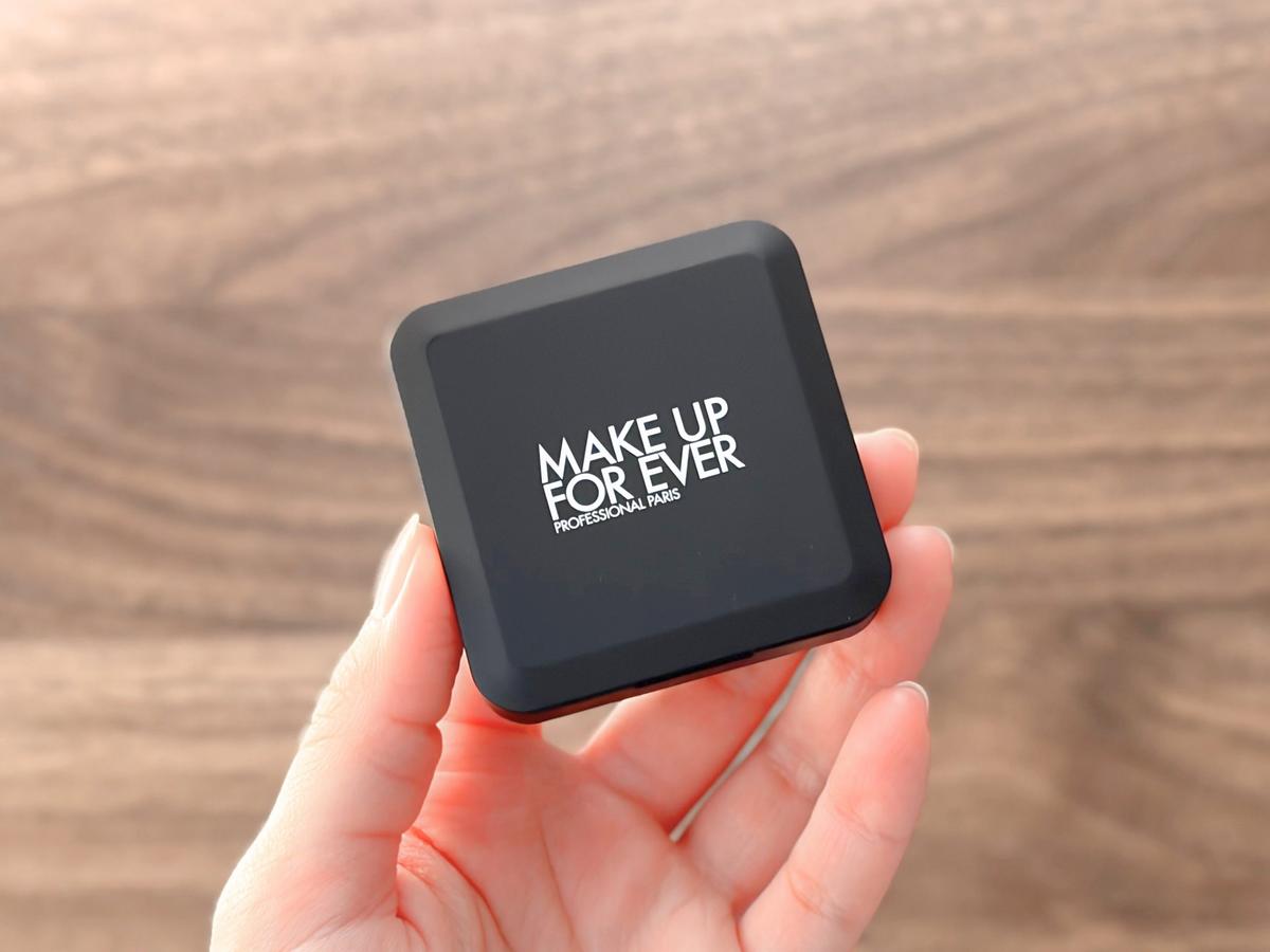 メイクアップフォーエバー「HDスキン プレストパウダー トラベルサイズ」を手に持ったときのサイズ感