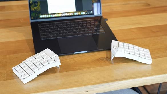 Orca echoは理想の機能が詰め込まれた分割キーボードです | ROOMIE