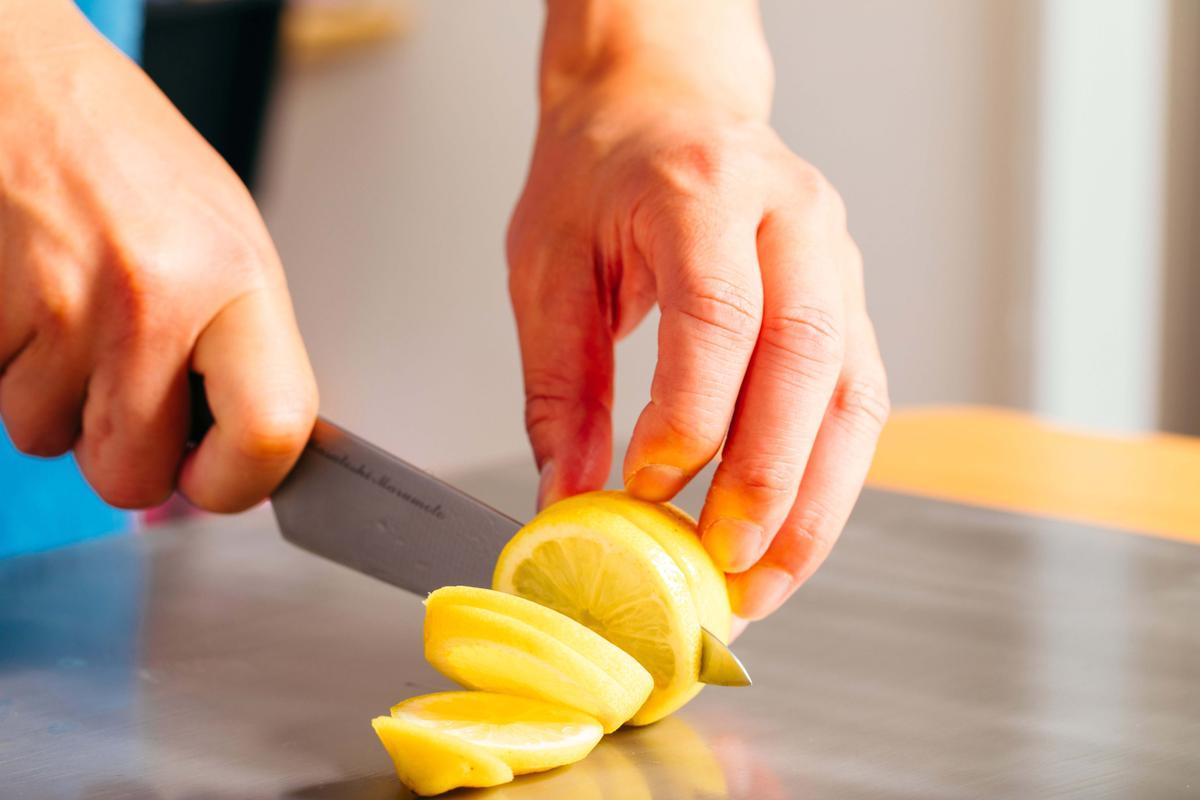 キッチンに置きっぱなしOK。1mmのチタンまな板が働き者すぎる