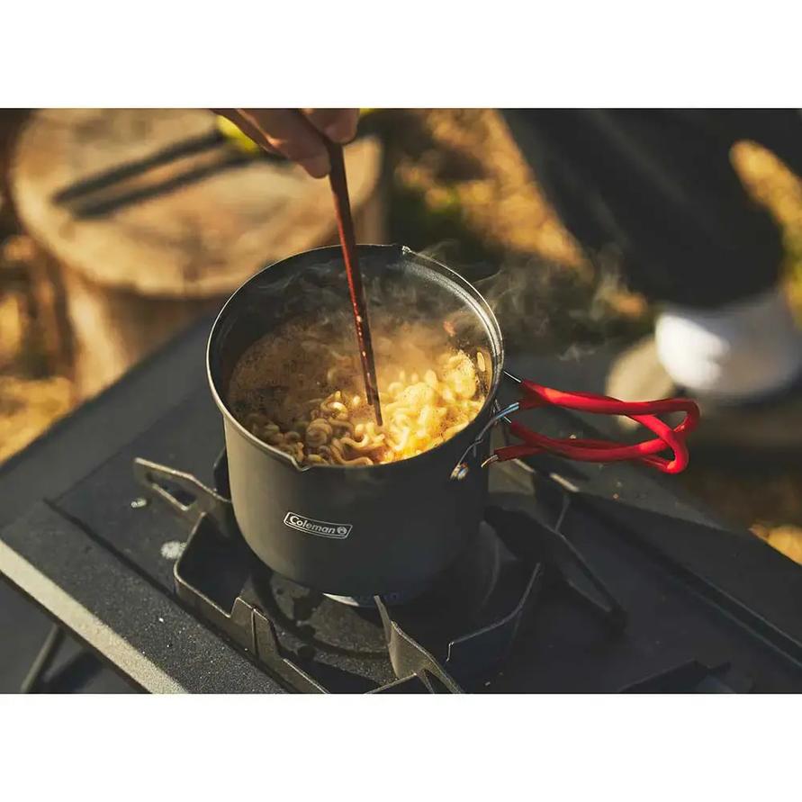 デュアルガスバーナーストーブでラーメンを調理する様子