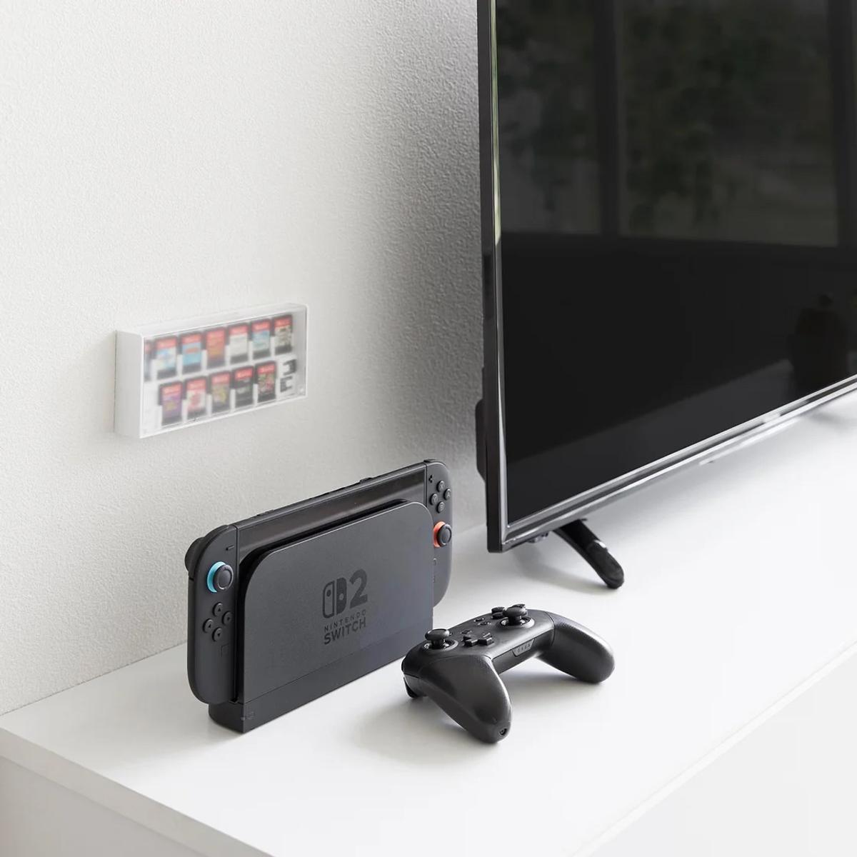 山崎実業の「壁付け ゲームカード 収納ケース スマート」がテレビ横の壁にかかっている様子