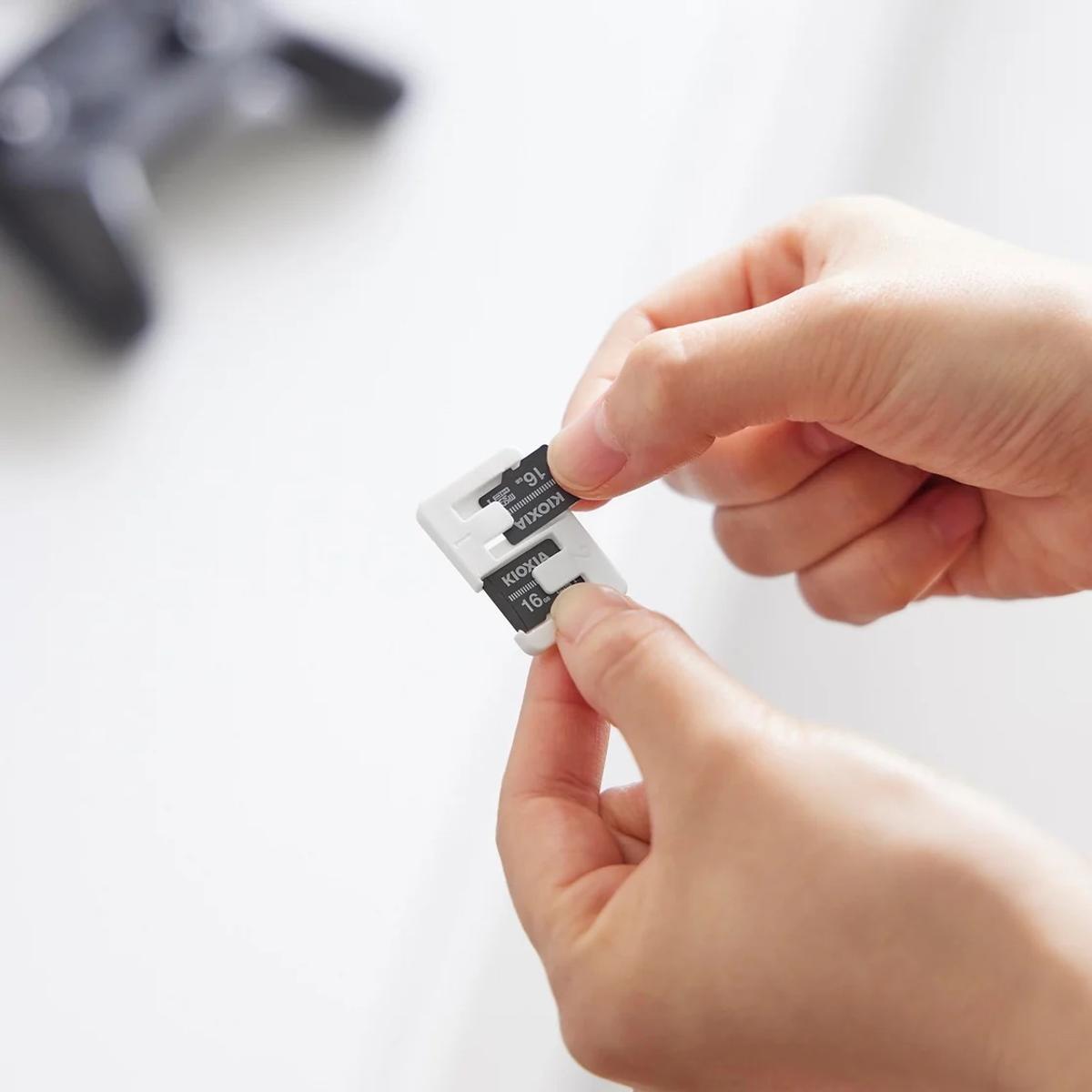 山崎実業の「壁付け ゲームカード 収納ケース スマート」付属のmicroSDカードケースへ収納している様子