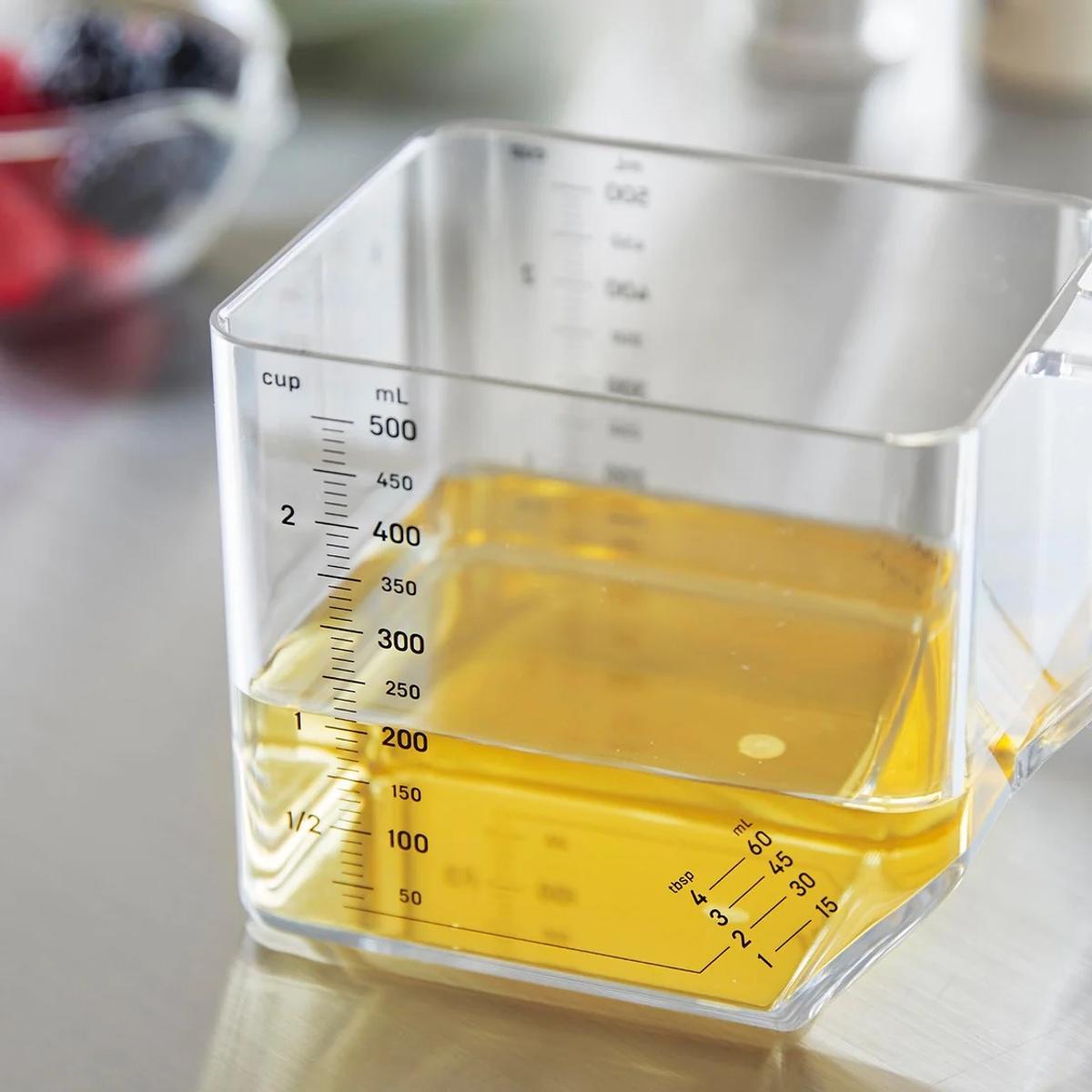 山崎実業の「大さじも量れる計量カップ タワー 500mL」で調味料を量っているところ