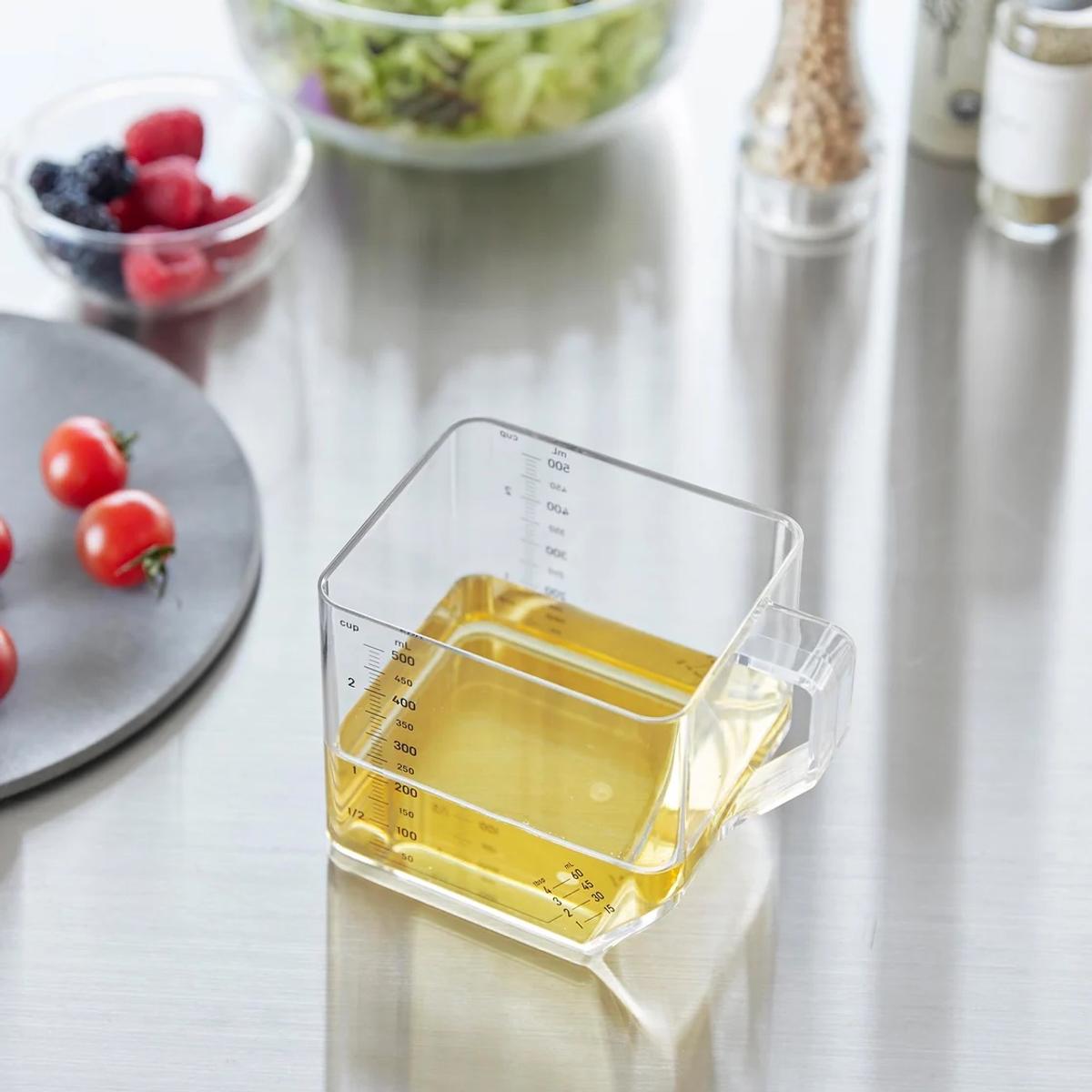 山崎実業の「大さじも量れる計量カップ タワー 500mL」で調味料を量っているところ
