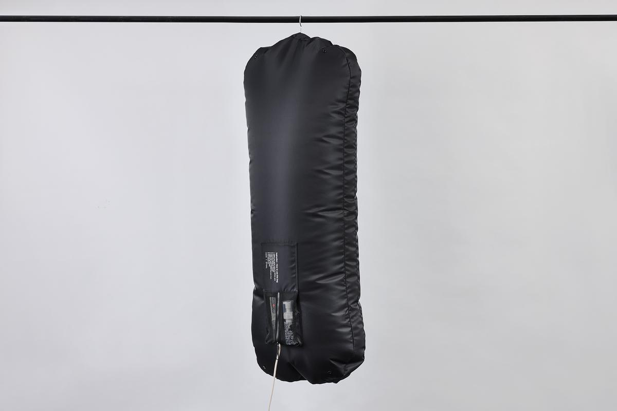 cadoの「SELF-CLEANING KIT FOR DOWN JACKETS with EFNAL」でダウンジャケットをケアしている様子