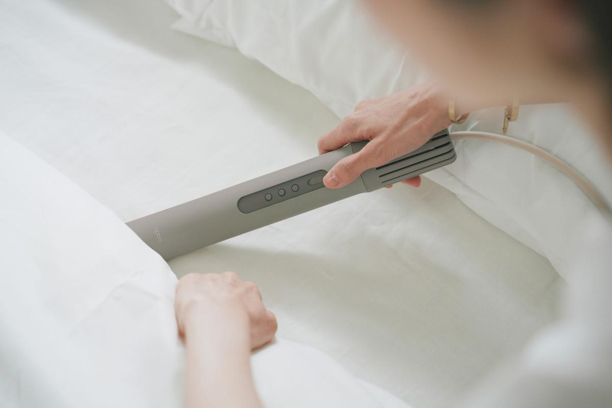cadoの「SELF-CLEANING KIT FOR DOWN JACKETS with EFNAL」の布団乾燥機で布団を暖めているところ