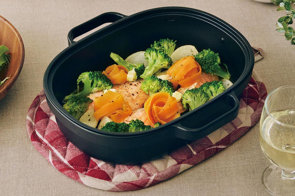 鮭と色とりどりの野菜をグリルプレートで蒸し焼きにしたところ