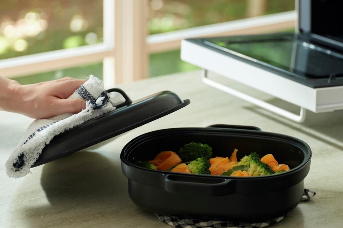 無印良品のグリルプレートを電子レンジから取り出して蓋を開けたところ