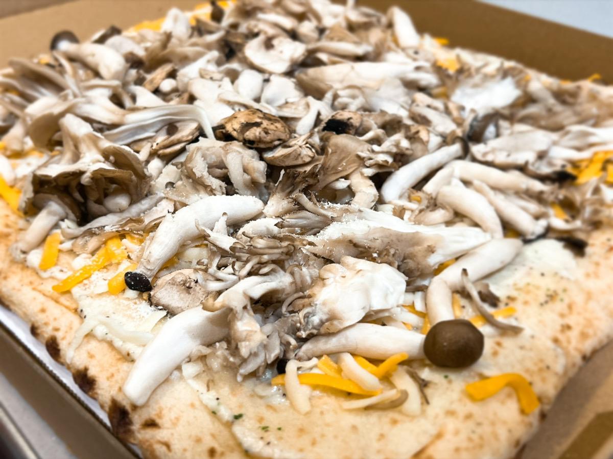 コストコの「きのこづくしピザ」焼く前のアップ