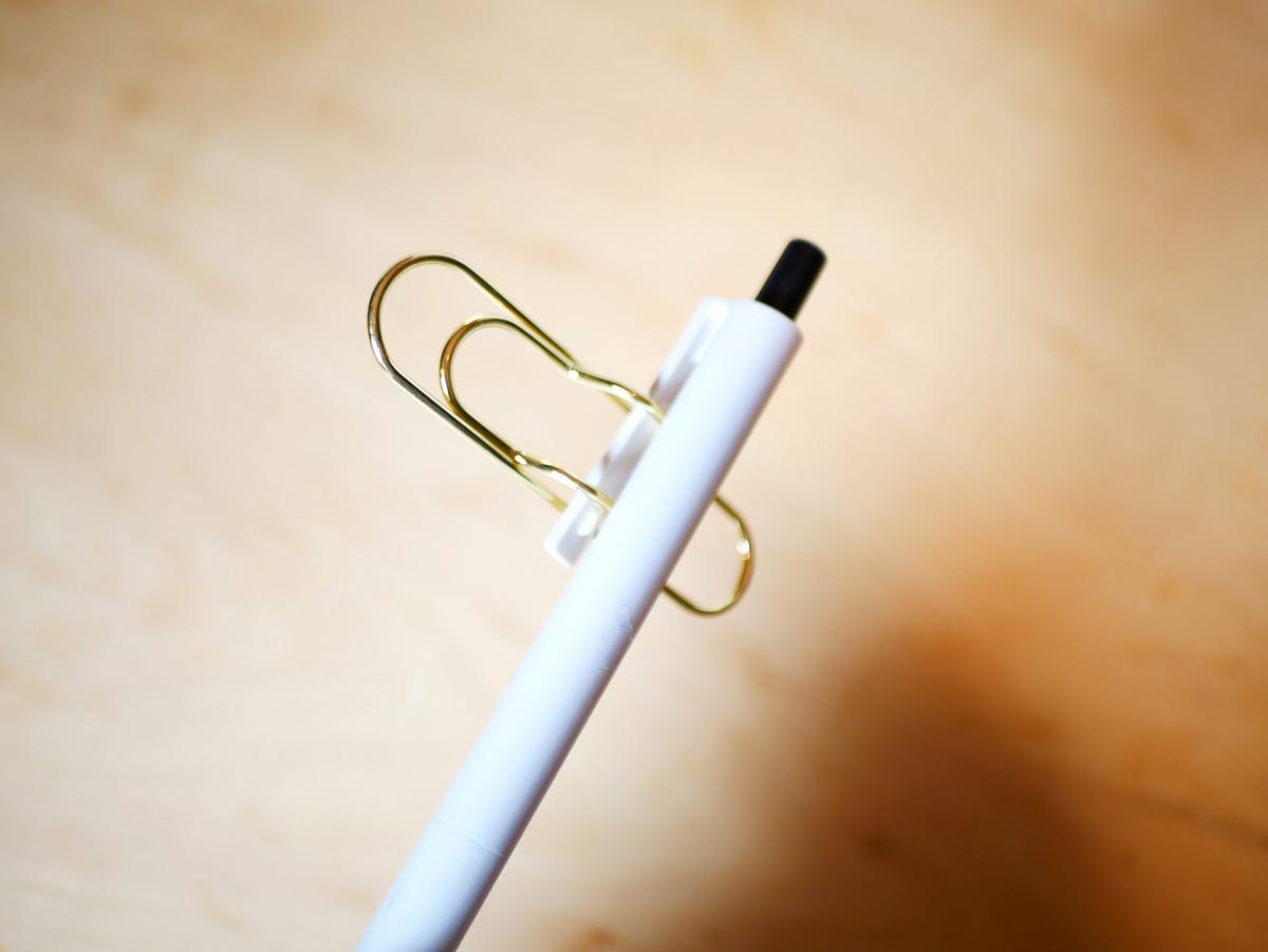 スタンダードプロダクツ「ペンをひっかけるクリップ」にペンを挿している様子