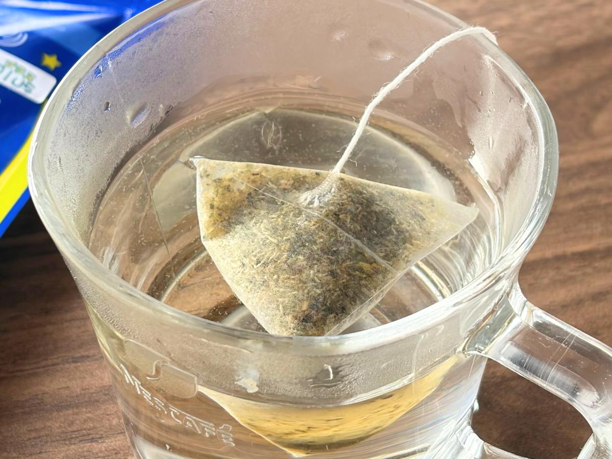 お湯を注いだカップにティーバッグを浮かべた状態