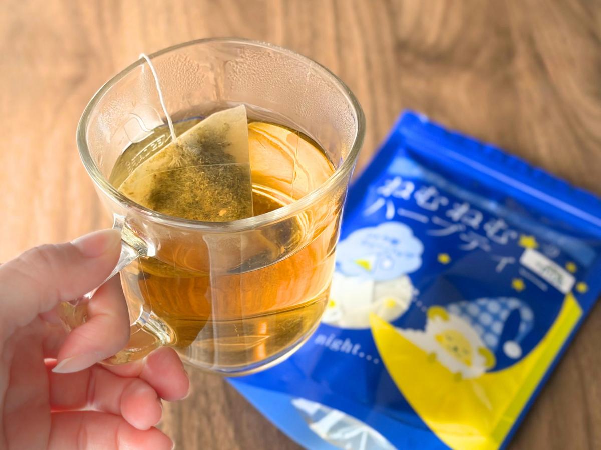 ねむねむプラスハーブティーを抽出したカップを手に持つ様子