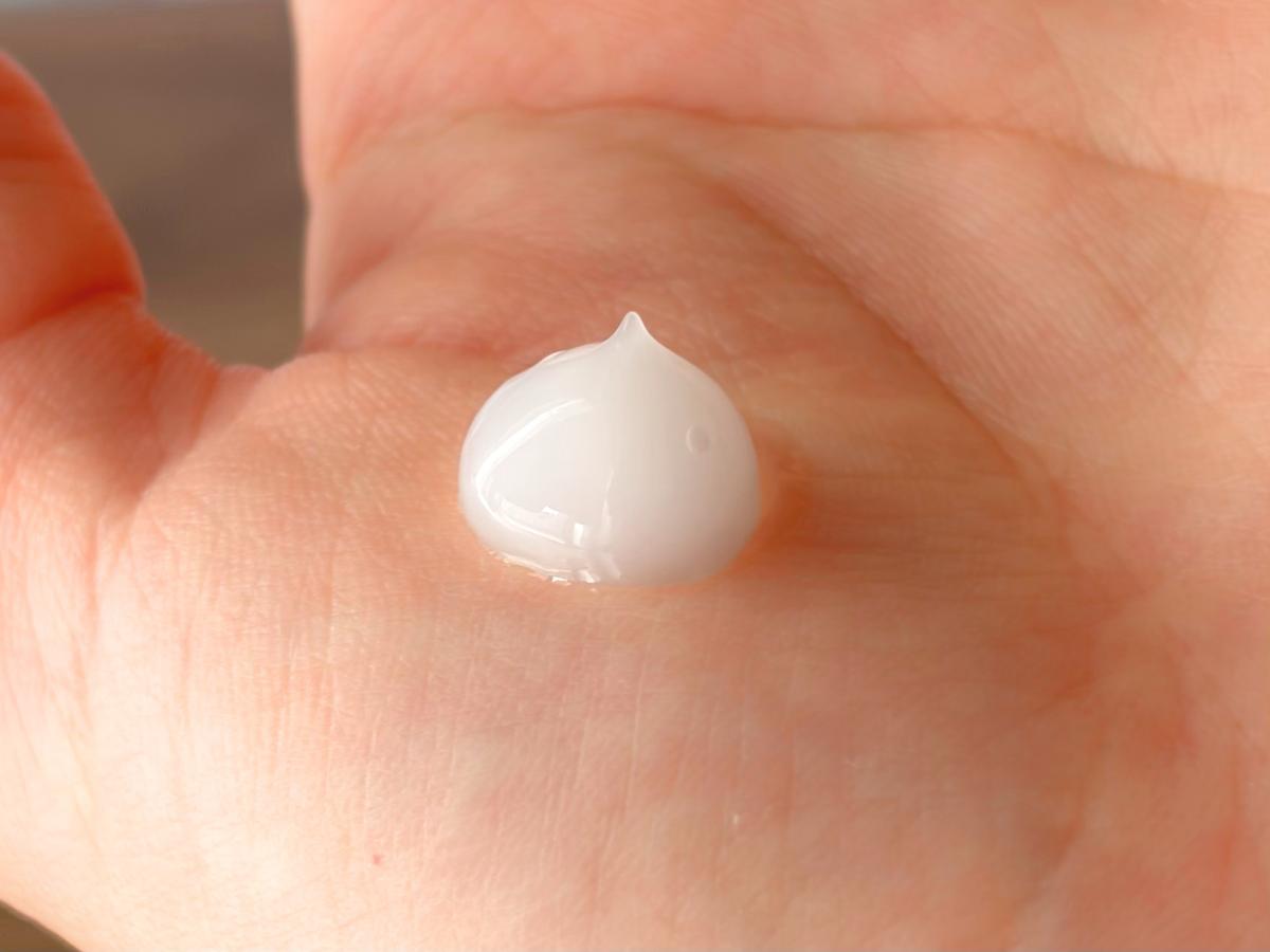 シンピュルテ「ヘア オイルミルク(謙虚な顔)」を1プッシュ分出した様子