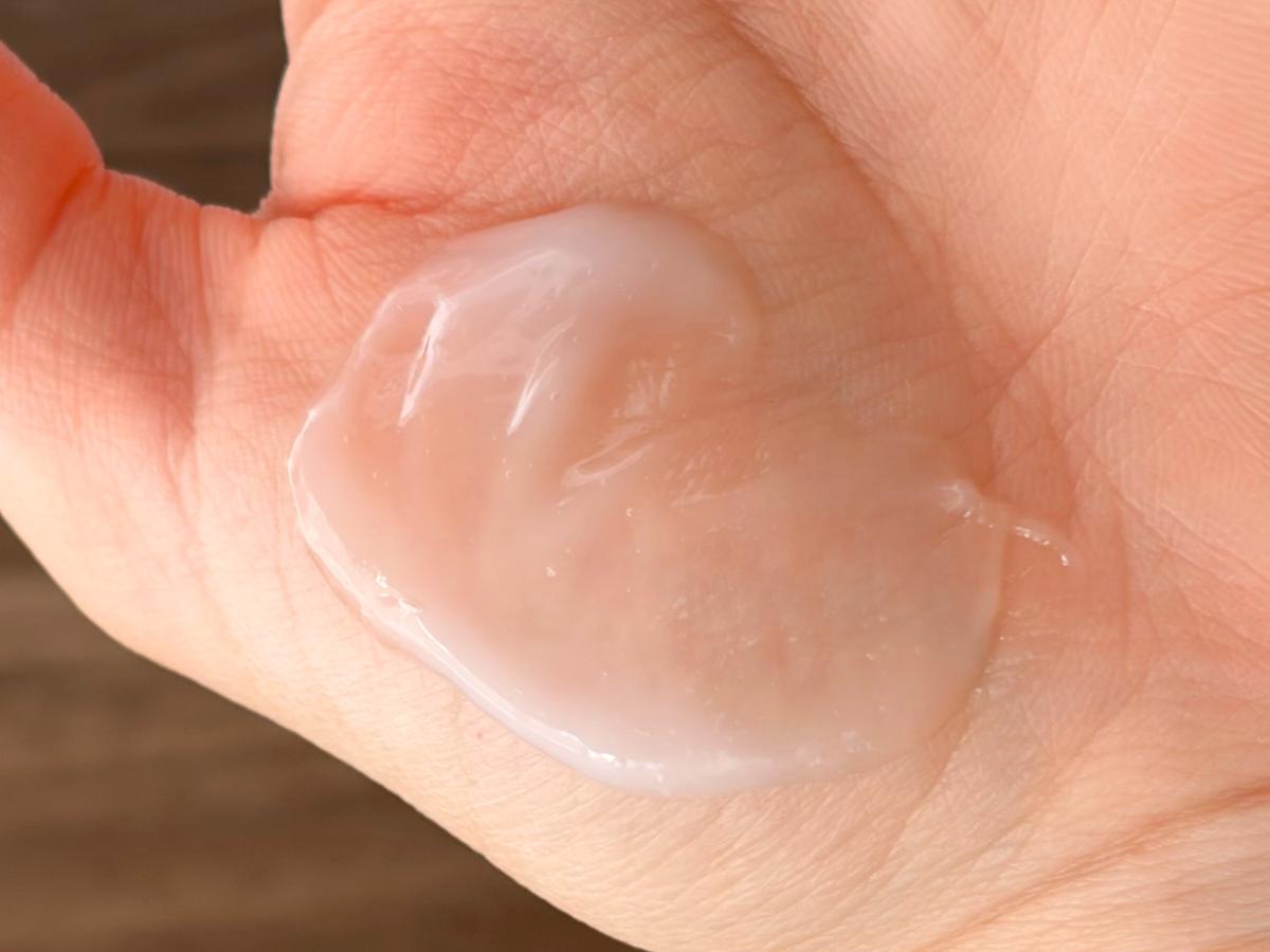シンピュルテ「ヘア オイルミルク(謙虚な顔)」を手のひらに出して伸ばした状態