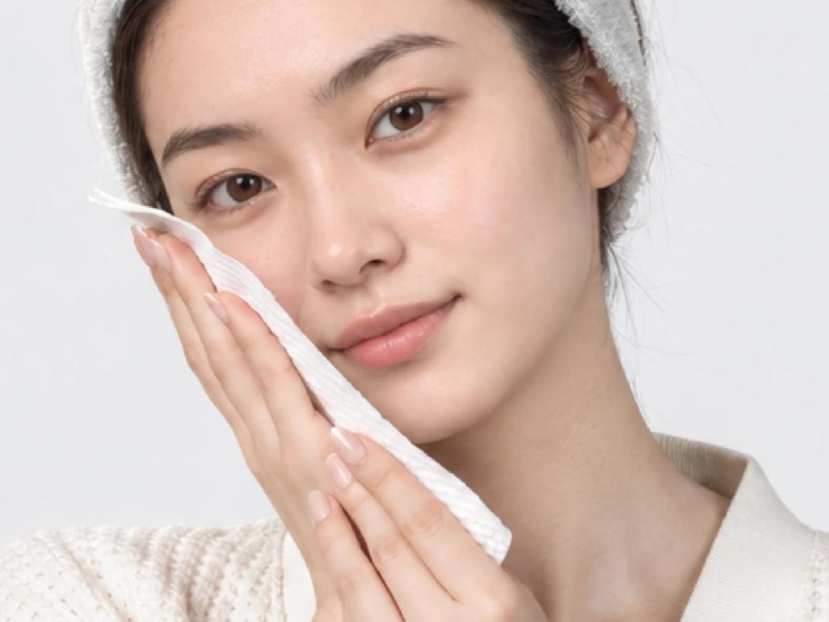 Sokaiteki(ソウカイテキ)「フェイシャルタオル」を顔に密着させている様子